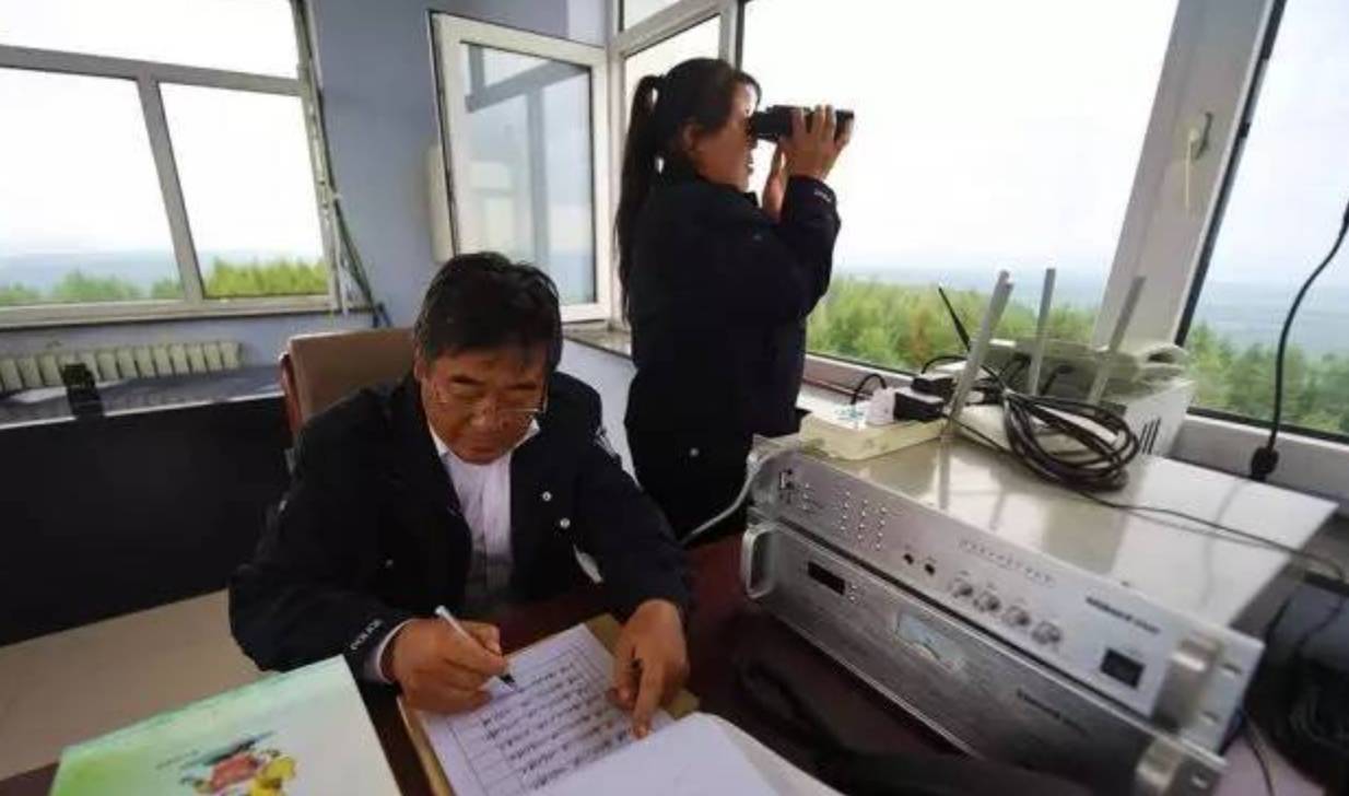 她在儿子书包里发现了几根长发,孩子的回答让