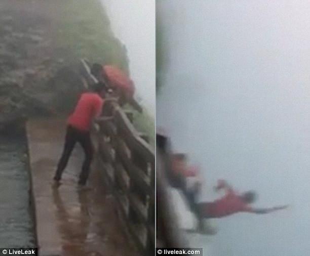 印度两名男子喝多后跨过悬崖护栏，结果一起坠入深谷