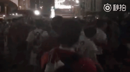 火爆！上港权健球迷爆发冲突 全武行多人被掀翻倒地