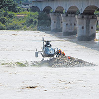 某陆航旅直升机紧急出动 两名被洪水围困村民获救