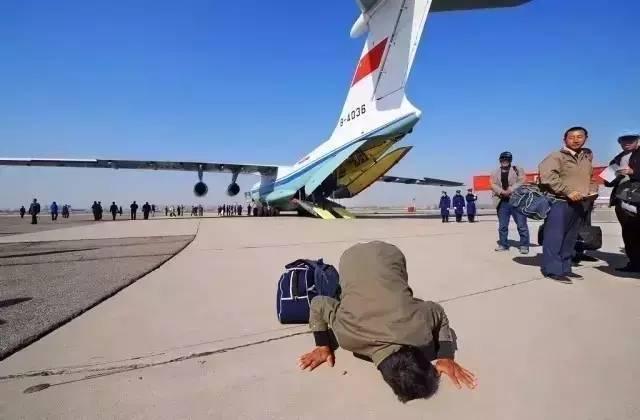 吴京举国旗通过交战区并非杜撰!利比亚撤侨比