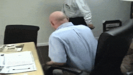 搞笑gif:这可能是有生以来擦过最昂贵的屁股