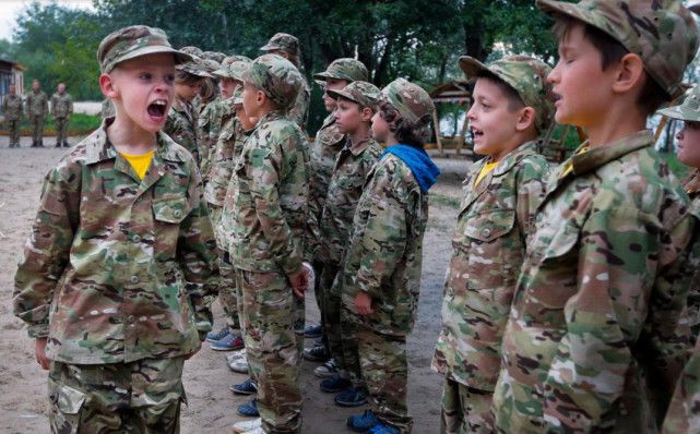 乌克兰小朋友：我们参加军训，随时准备上东部战场