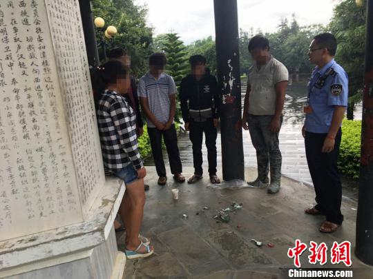云南龙陵6人在烈士纪念碑前砸酒瓶、大小便将受处罚
