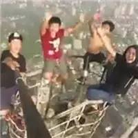 看得腿软，4小伙爬上450米南京紫峰大厦玩！自！拍！