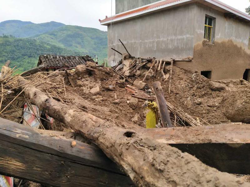 四川消防部队全力投入凉山州普格县泥石流救援