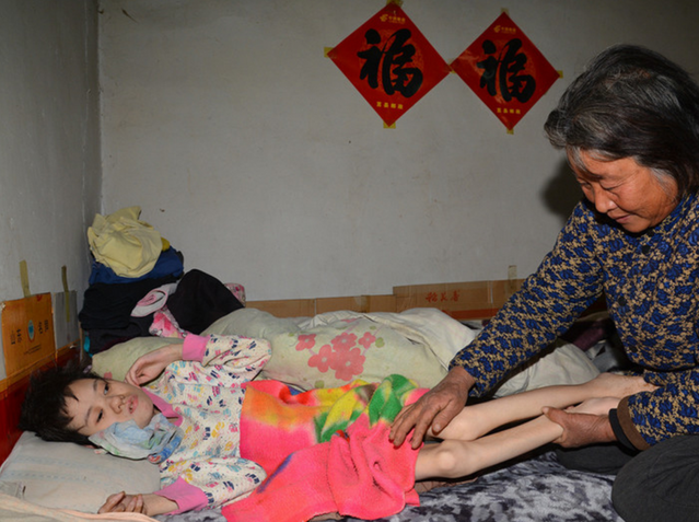 照顾瘫痪女儿35年的农村父母,看病一贫如洗,仍不放弃