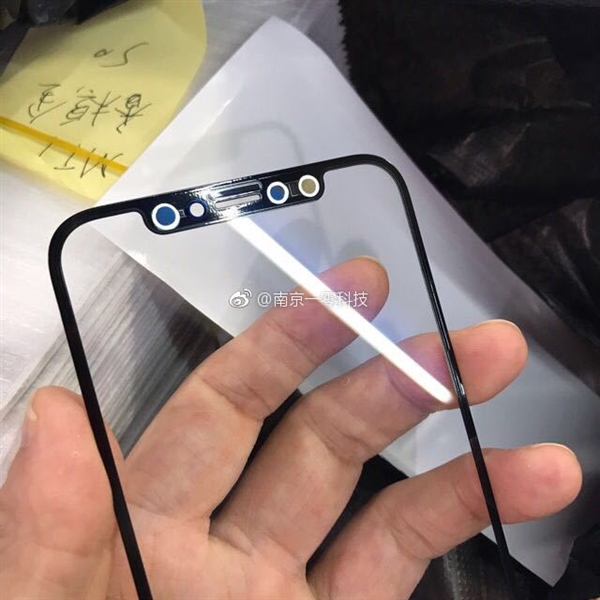 别被苹果骗了！iPhone 8屏幕玻璃曝光：亮屏美如画