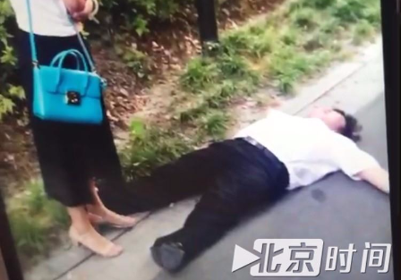 阻止记者进小区采访 杭州一保安被指“一碰就倒”