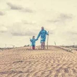 乐嘉带4岁女儿沙漠徒步76公里 孩子腿上全是泡