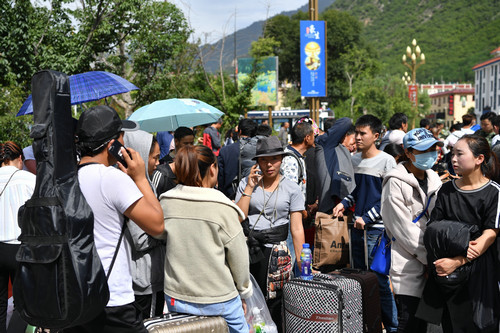 九寨沟6万游客全部转移疏散 外媒：中国救灾及时到位