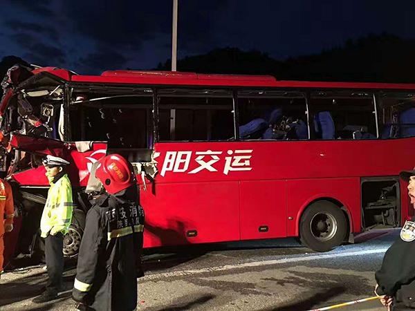 西汉高速36死交通事故亲历者：车祸后客车内一片死寂