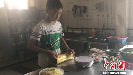 杨安豪正在备餐。　吕杨摄
