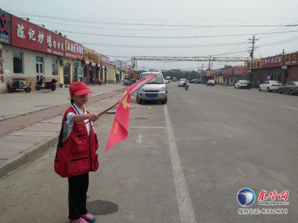 倡导文明出行 东营海豚公益志愿者街头维持交
