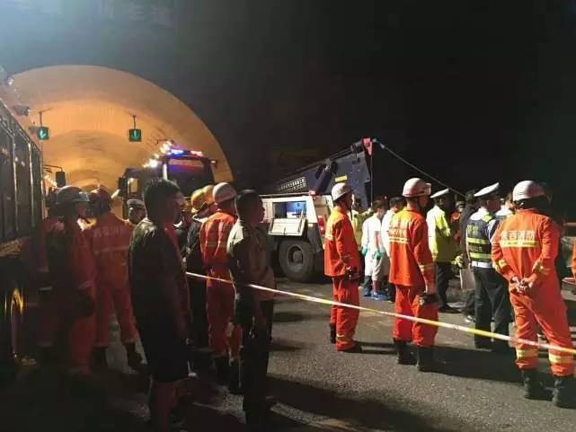 揪心！京昆高速一大客车碰撞隧道 36人死亡