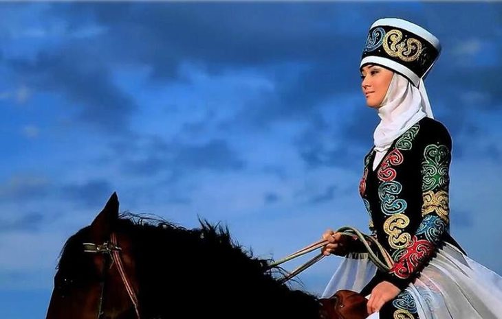 骑在马背上的身材曼妙的柯尔克孜族美女