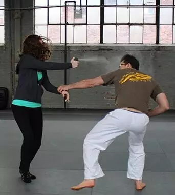 商店]每个生活在国外的女性,都需要一罐防狼喷