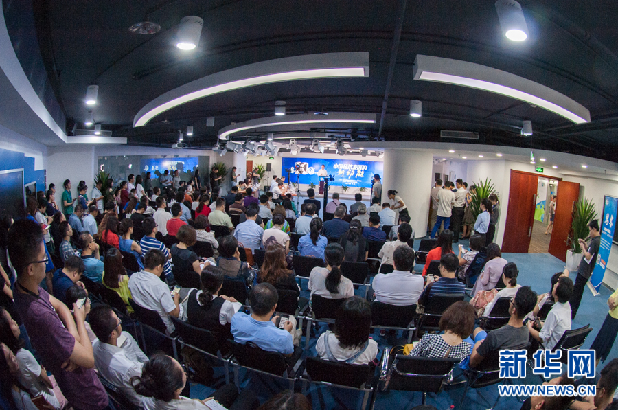 现场座无虚席，观众聚精会神聆听。 姚冠华 摄