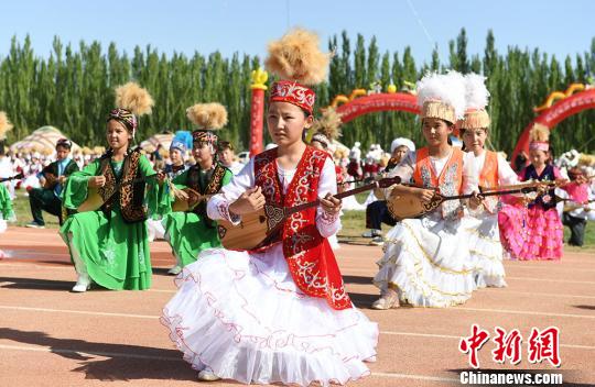 图为阿肯阿依特斯表演，阿肯阿依特斯俗称“阿肯弹唱”，意寓诗人的对唱，是哈萨克族广泛流传的最古老、最鲜明的一种艺术表现形式，被列入首批国家级“非物质文化遗产”名录。每逢节日喜庆、婚嫁礼仪，哈萨克族都要举行隆重的阿肯弹唱。　杨艳敏　摄