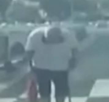 点赞| 司机停车让行 老人脱帽鞠躬致谢 事后二人这么说.