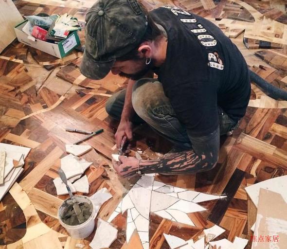 用小木块和碎瓷片完成DIY木地板全过程,光贴地板就要5个月