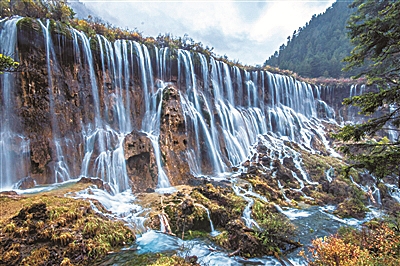 地震造成诺日朗瀑布部分坍塌,上游水流直接从塌方豁口底部流出.
