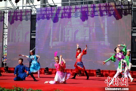 图为开幕式现场文艺演出。 孙睿 摄 图为开幕式现场文艺演出。 孙睿 摄