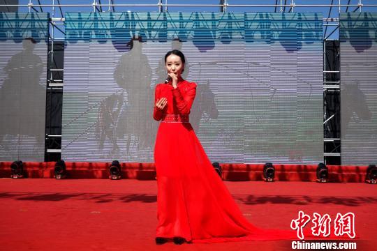 图为开幕式现场文艺演出。 孙睿 摄 图为开幕式现场文艺演出。 孙睿 摄
