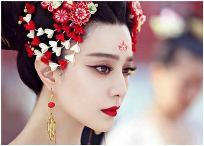 古装女神眉间花钿对比,赵丽颖大气,热巴乖巧,哪个最