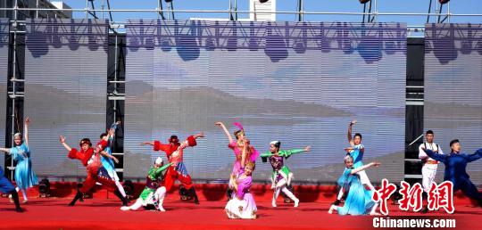 图为开幕式现场文艺演出。 孙睿 摄 图为开幕式现场文艺演出。 孙睿 摄