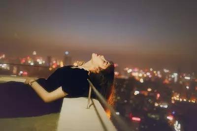 “我不活了”！杭州一女孩雷雨中坐在28层楼顶边哭喊！