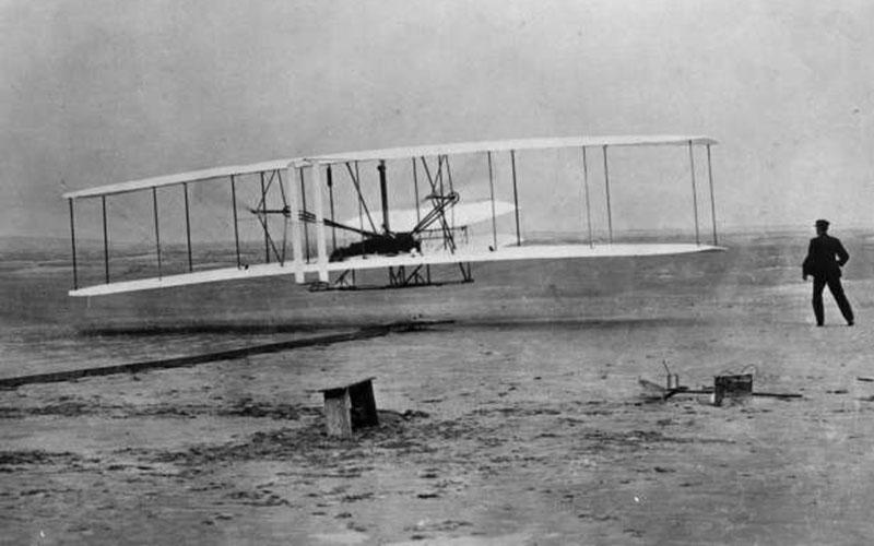 图为1903年,莱特兄弟(wright brothers)第一次驾飞机飞行,他们被誉为