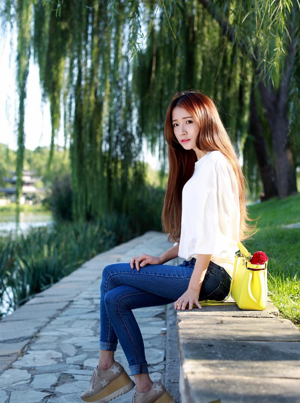 公园里的牛仔裤美女,干净a公园美女图片白种人图片