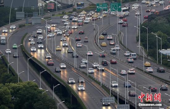 资料图：大批车辆行驶在高速公路连接南京市区的高架道路上。 泱波 摄