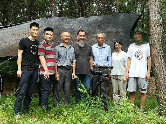 17岁成立摄影工作室半年赚10万，大学女生创VR公司提前盈利