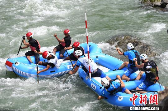 十国选手广西桂林上演漂流版“速度与激情”