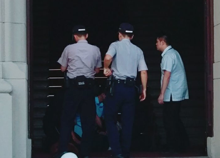 突发:蔡英文办公室"宪兵"遭人持刀砍伤 涉事男子被逮