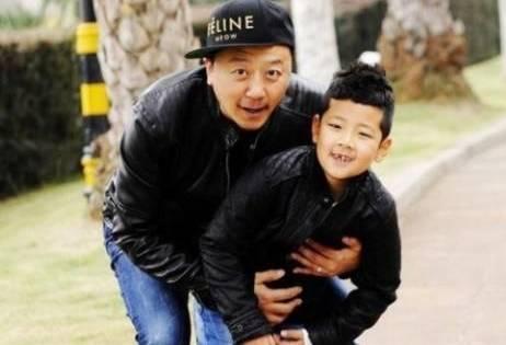 沙溢晒照宣告安吉上小学,意外曝光高额学费,一