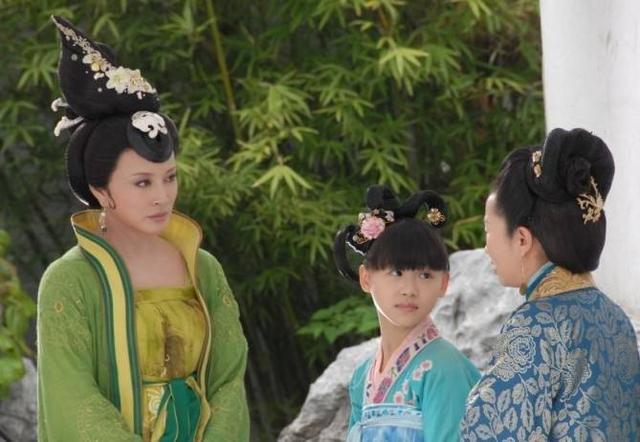 古墓中挖出个玻璃瓶，墓主是个9岁孩子，现在国家禁止其对外展览