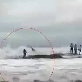两女游客不听劝阻登礁石拍照，被卷入海中遇难︱现场视频