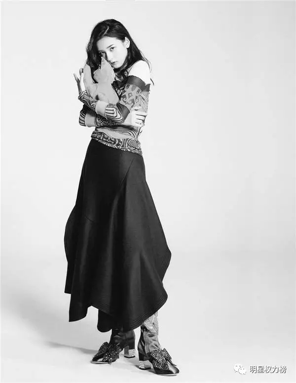 杨幂丸子头现身元气可爱 Angelababy穿星空裙