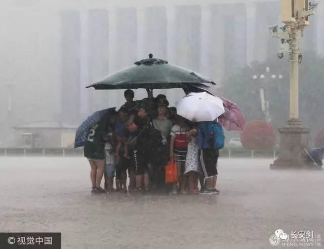 昨天北京大雨，有人在天安门广场拍到震撼一幕