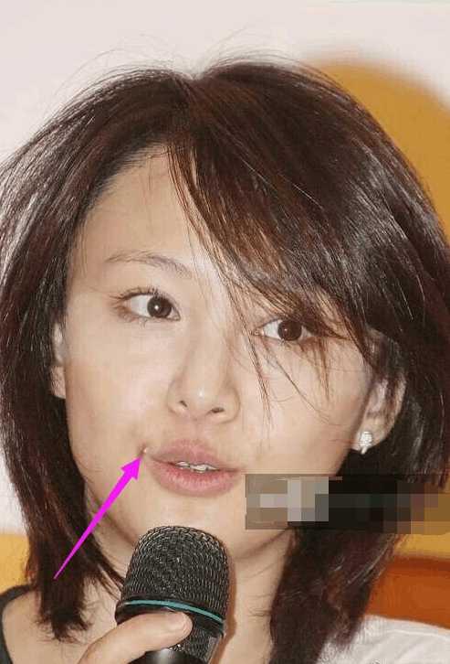 郑爽新书签售,粉丝乌泱成堆,亮点非素颜,嘴角上