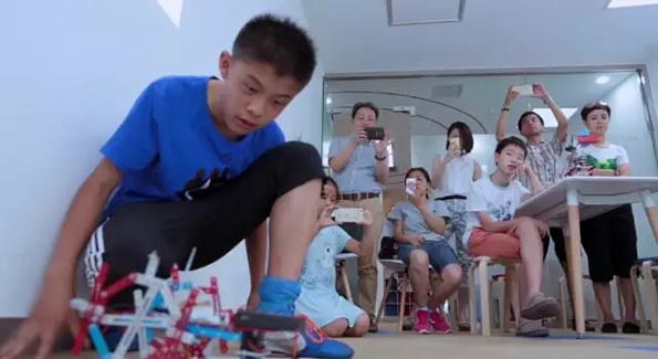 纪录片《小人国》里的孩子们长大了,十年后成