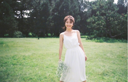 二十七岁的谭松韵用穿搭带你重返十八岁