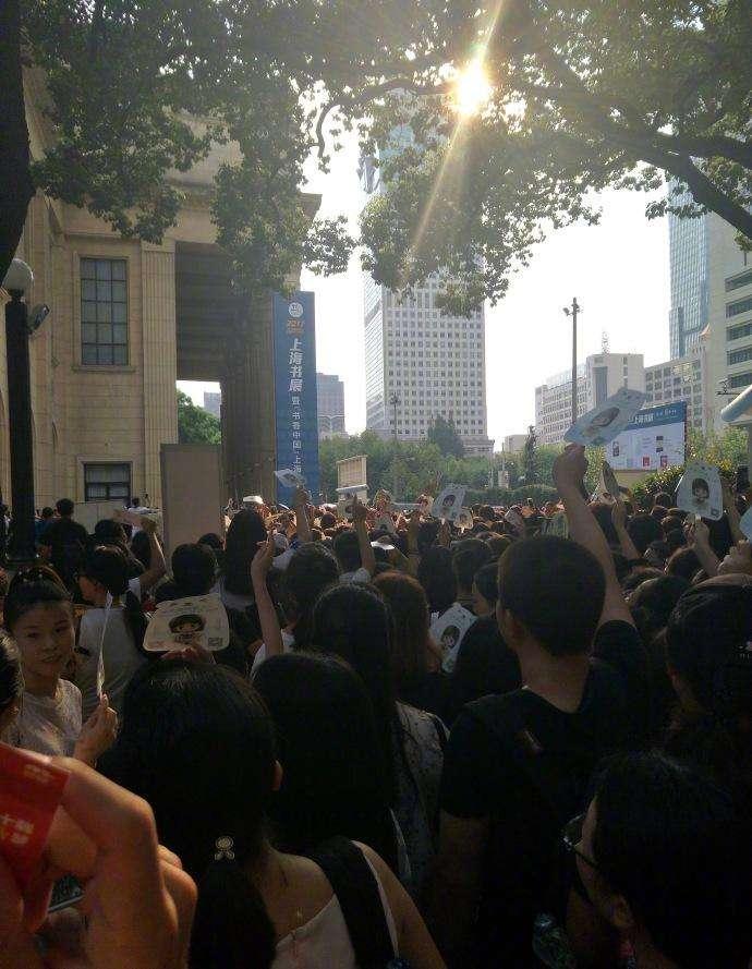 郑爽新书签售,粉丝乌泱成堆,亮点非素颜,嘴角上