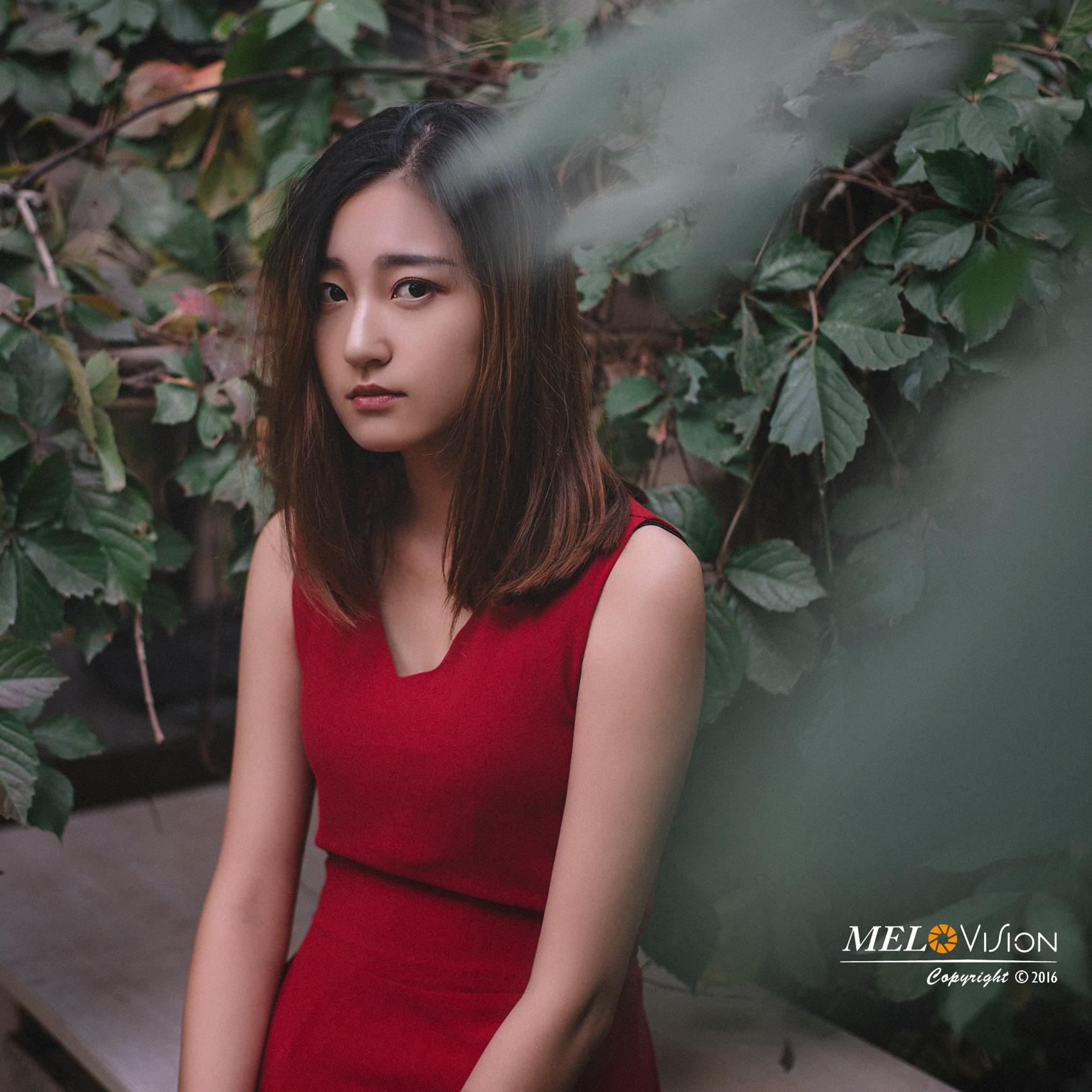 气质美女忧郁而悲伤 穿红色长裙在公园徘徊像在等待谁