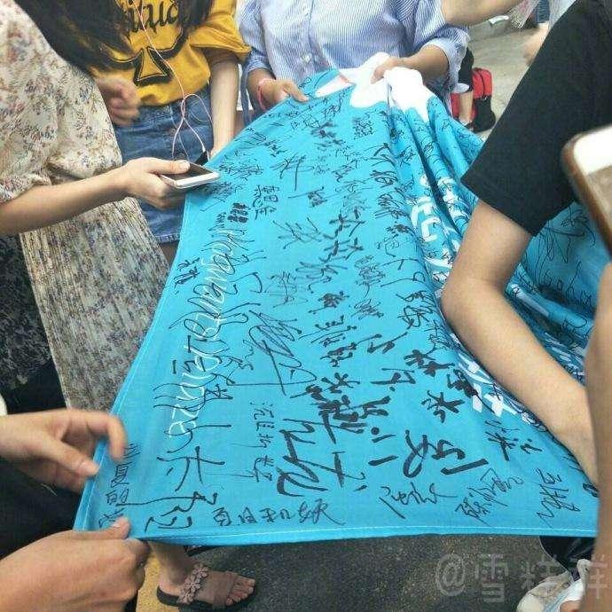 郑爽新书签售,粉丝乌泱成堆,亮点非素颜,嘴角上