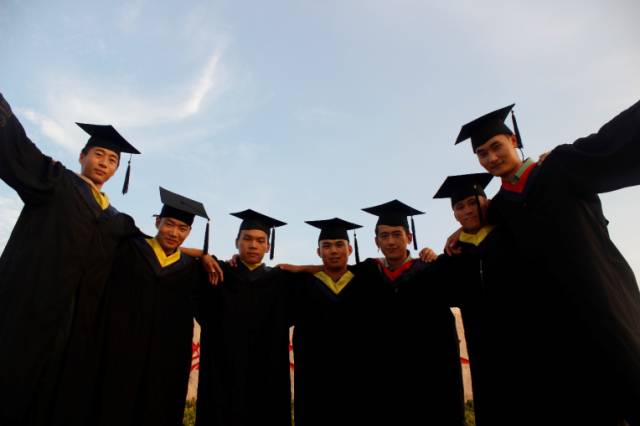 当盛夏与军营碰撞,这群准军官在部队找到了怎