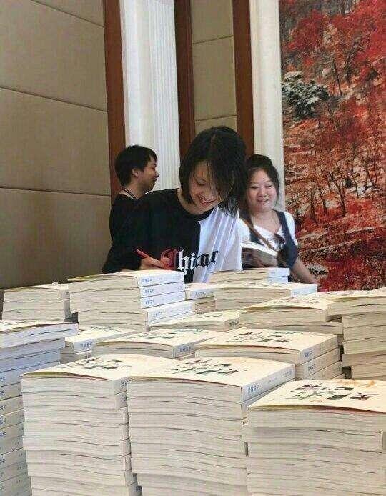 郑爽新书签售,粉丝乌泱成堆,亮点非素颜,嘴角上